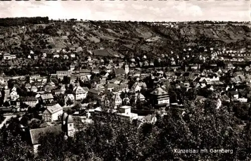Ak Künzelsau am Kocher Hohenlohekreis, Stadtansicht, Garnberg im Hintergrund, zahlreiche Häuser