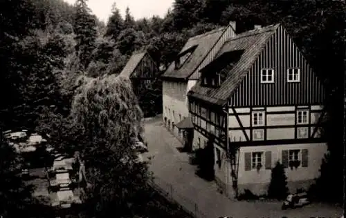 Ak Kleinhennersdorf Gohrisch Sächsische Schweiz, Historisches Fachwerkhaus, umgeben von Bäumen, i