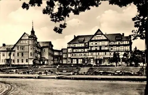 Ak Oberhof im Thüringer Wald, Ernst Thälmann Haus,  Architektur, umgeben von Bäumen, ruhiger Plat