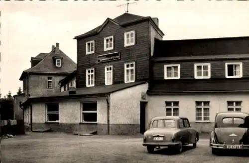Ak Ernstthal am Rennsteig Lauscha in Thüringen, Hotelgebäude, Autos, ländliche Umgebung, Sommerfr