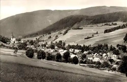 Ak Döschnitz in Thüringen, Berglandschaft, kleine Häuser, Kirche, Bäume, hügelige Felder