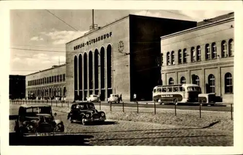Ak Berlin Friedrichshain, Ostbahnhof,  Architektur, Straßenverkehr, Busse, alte Autos