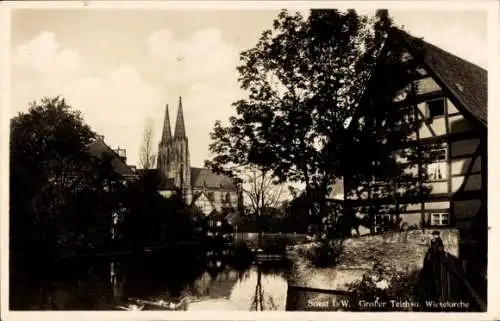 Ak Soest in Westfalen, Vorsichtiger Blick auf die Wiese, Kirche im Hintergrund, ruhige Szenerie