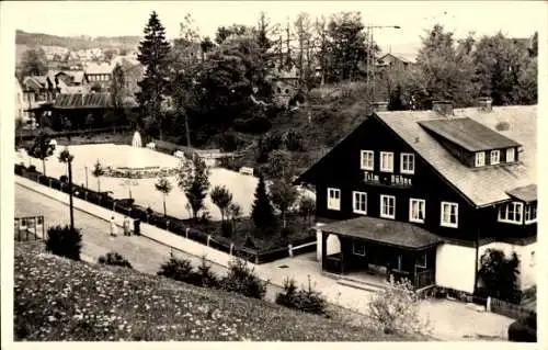 Ak Schmiedefeld am Rennsteig Suhl Thüringen, Holzgebäude, Platz, Bäume, Straße, Spaziergänger