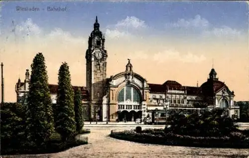 Ak Wiesbaden in Hessen, Bahnhof,  Architektur, Uhrturm, Pflanzenanlagen, 