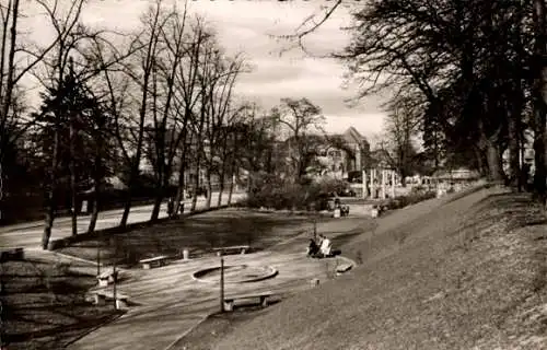 Ak Worms am Rhein, Anlage Lutherring, Bäume, Bänke, Platz, Spaziergänger