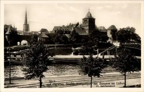 Ak Hansestadt Lübeck, Blick auf alte Stadtbefestigungen, Burgtor, 13. Jahrhundert