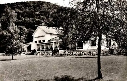 Ak Bad Harzburg am Harz, Kur-Lichtspiele Gebäude, umgeben von Bäumen und Wiese, Stühle im Freien
