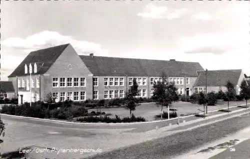 Ak Leer in Ostfriesland, Plytenbergschule, große Schulgebäude, gepflegte Landschaft, Bäume, Straß
