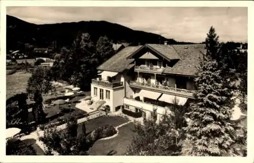 Ak Bad Wiessee in Oberbayern, Haus mit Balkon, Garten, Stühle, Bäume, Bergkulisse