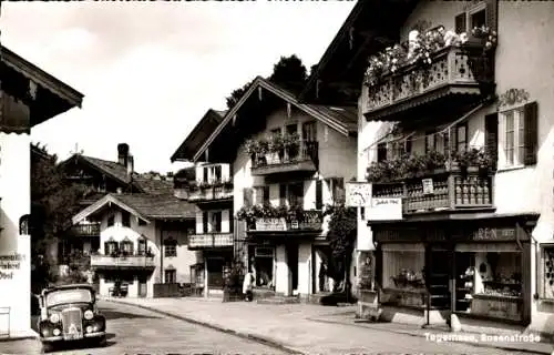 Ak Tegernsee in Oberbayern, Blick auf Häuser und Geschäfte, Rosenstraße, Reihenhäuser, Auto