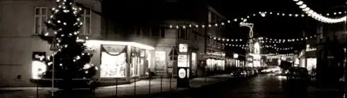 Ak Potsdam, Weihnachtlich geschmückte Straße, Lichter, Geschäfte, Autos, Nachtszene