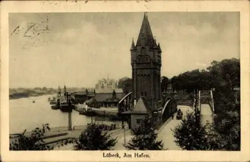 Ak Hansestadt Lübeck, Stadtansicht, Hafen mit Turm und Brücke, Schiffe im Wasser