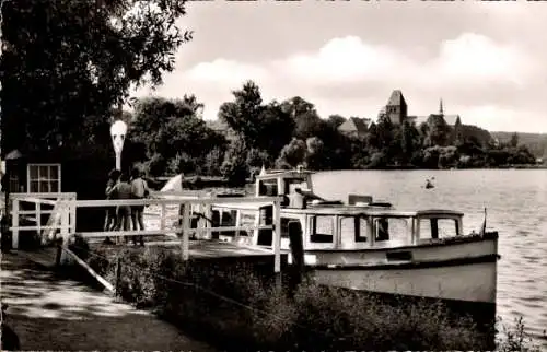 Ak Ratzeburg im Herzogtum Lauenburg, Schiff im Wasser, Holzsteg, Menschen, bewaldete Ufer, Stadt 