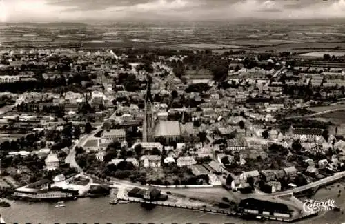 Ak Schleswig an der Schlei, Luftaufnahme von   Stadtansicht, Kirche im Vordergrund