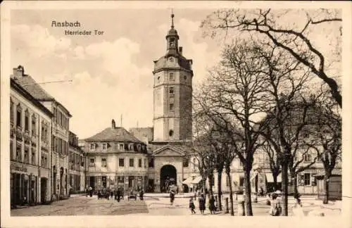 Ak Ansbach in Mittelfranken Bayern, Herrieder Tor,  Architektur, Bäume, Menschen