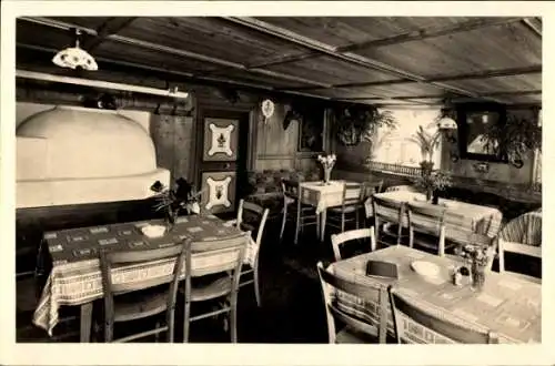 Ak Oberstdorf im Oberallgäu, Gemütliches Café, Holztische, Stühle, Blumenvasen, rustikale Einrich