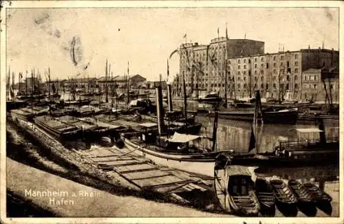 Ak Mannheim in Baden, Hafen mit vielen Schiffen, Gebäude im Hintergrund,  