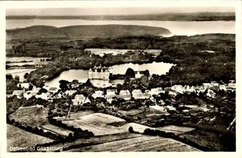 Ak Glücksburg an der Ostsee, Landschaft mit Schloss, Seenlandschaft, Ostseebad