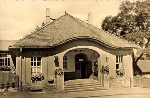 Ak Augustusburg im Erzgebirge, Bahnhof der Drahtseilbahn, Gebäude mit Dach, Eingang, Blumen