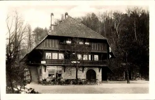 Ak Karlsruhe in Baden, Schwarzwaldhaus im Stadtgarten,  Architektur, Bäume, Sitzgelegenheiten