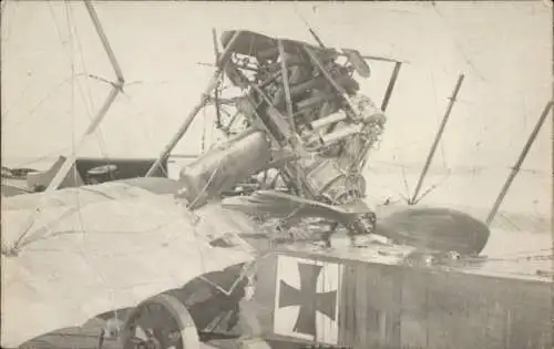 Foto Ak Zerstörtes Flugzeug, I. WK