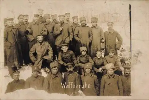 Foto Ak Waffenruhe, Soldaten, Gruppenbild, I. WK