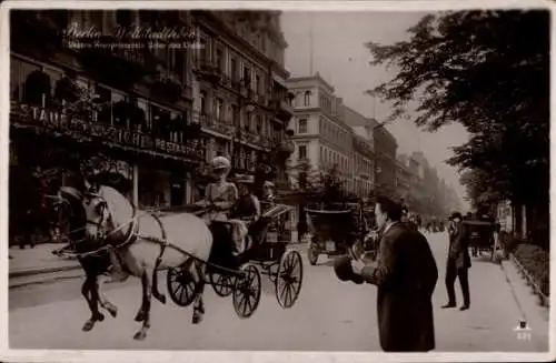 Ak Berlin Mitte, Kronprinzessin Cecilie in einer Kutsche, Unter den Linden