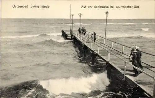 Ak Świnoujście Swinemünde Pommern, Ostseebad  Seebrücke, stürmische See