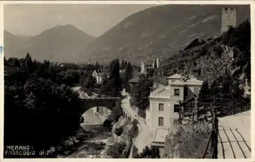 Ak Meran Merano Südtirol, Aussicht auf eine Brücke, Gebäude, Fluss, Bergen, Mitten in Merano