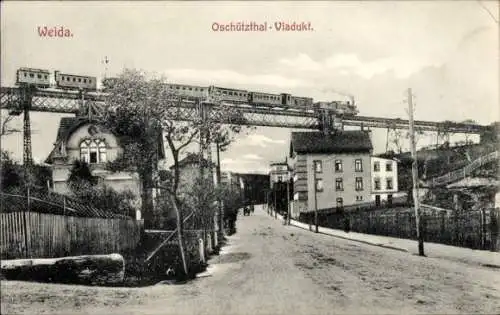Ak Weida in Thüringen, Oschützthal-Viadukt, Zug auf Brücke, idyllische Straße, Häuser