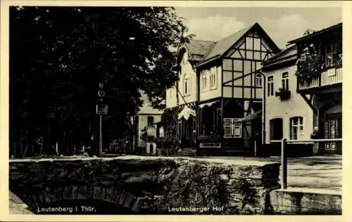 Ak Leutenberg in Thüringen, Leutenberger Hof, Fachwerkhaus, Bäume, ruhige Straße