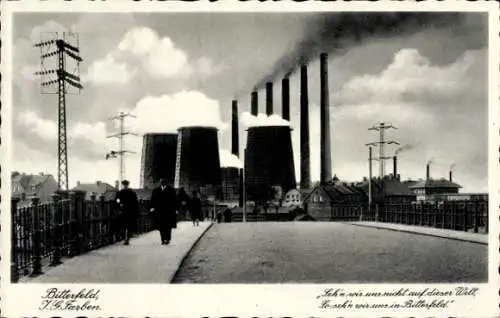 Ak Bitterfeld in Sachsen Anhalt,  Fabriken, hohe Schornsteine, Brücke, schwarze Wolken
