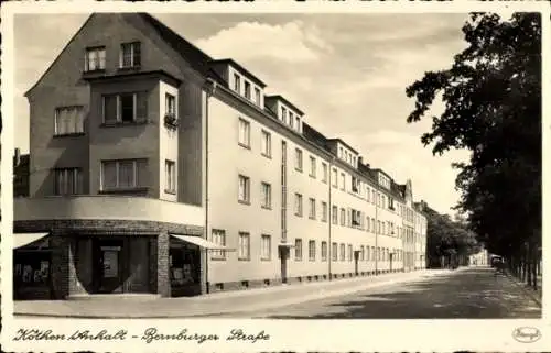 Ak Köthen in Anhalt, Schwarz-Weiß-Foto, Gebäude in der Bernburger Straße, ruhige Straße, Bäume