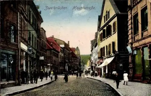 Ak Zweibrücken in der Pfalz, Belebte Straße, viele Menschen,  Gebäude, hübsche Architektur