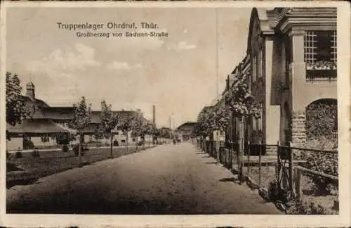 Ak Ohrdruf in Thüringen, Truppenlager  Thür., Großherzog von Sachsen-Straße, Straße mit Bäumen un