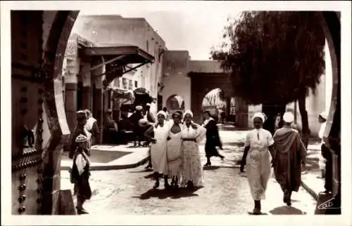 Ak Casablanca Marokko, Vier Frauen in traditioneller Kleidung, Stadtansicht,  Architektur