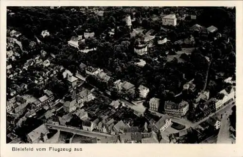 Ak Bielefeld in Nordrhein Westfalen, Luftaufnahme von   Architektur, viele Bäume