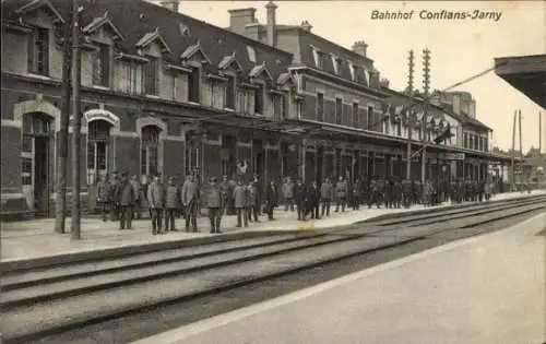 Ak Conflans Jarny Meurthe et Moselle, Bahnhof, deutsche Soldaten, Gleisseite