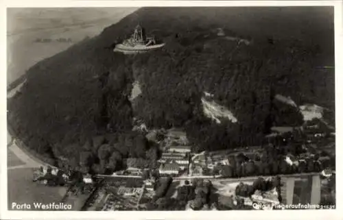 Ak Porta Westfalica an der Weser, Fliegeraufnahme, Kaiser-Wilhelm-Denkmal, Hügel mit Wald