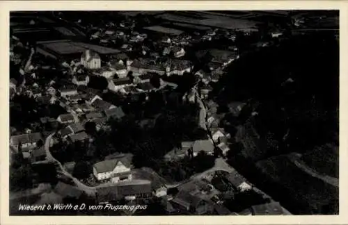 Ak Wiesent in der Oberpfalz, Luftbild von Wiesent, Häuseransicht, Kirche, Landschaft
