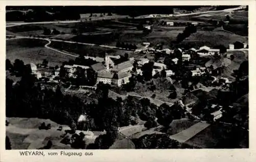 Ak Weyarn Oberbayern, Luftaufnahme von  ländliche Umgebung, Gebäude, Baumlandschaft