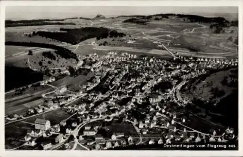 Ak Onstmettingen Albstadt in Württemberg, Luftaufnahme des Dorfes  Landwirtschaft, Hügel
