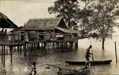 Foto Ak Malaysia, Wohnhaus, Mann im Ruderboot