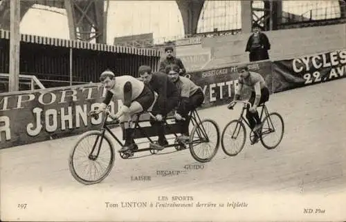 Ak Radrennfahrer Laiser, Decaup, Guido, auf Dreier-Tandem, Trainer Tom Linton, Radrennbahn