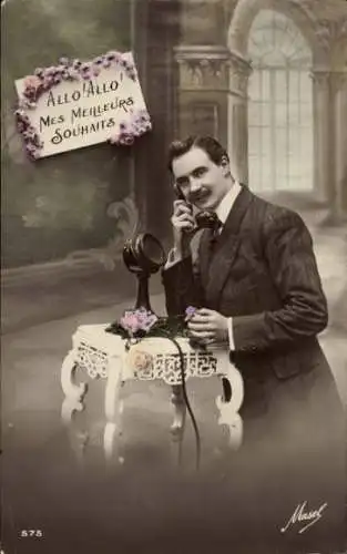 Ak Mann in schwarzem Anzug beim Telefonieren, Telefon