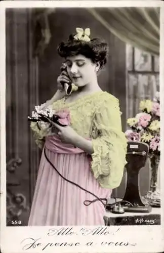 Ak Frau beim Telefonieren, Telefon, Blumen