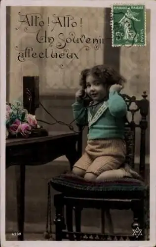 Ak Kind beim Telefonieren, Telefon, Blumen