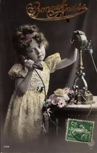 Ak Glückwunsch Neujahr, Mädchen beim Telefonieren, Telefon, Blumen