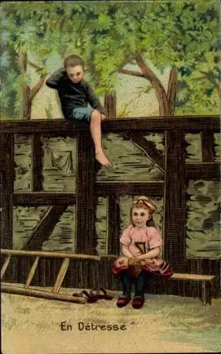 Ak Junge sitzt auf der Mauer und beobachtet ein Mädchen